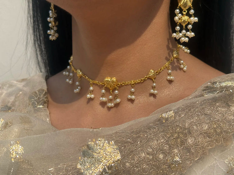 Almas antique gold choker necklace with intricate traditional detailing