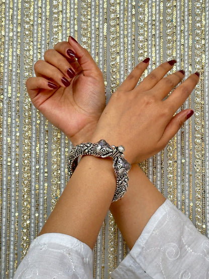 Royal elephant handcuff