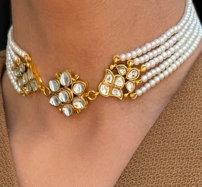 Nina Kundan jewellery set detailing