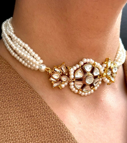 Noore Khundan Pakistani choker set close-up